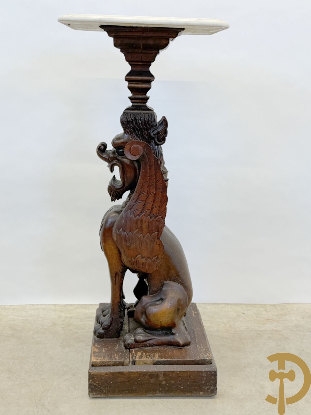 Houtgesculpteerde sokkel in de vorm van een handgesculpteerde fo hond bezet met marmeren plateau