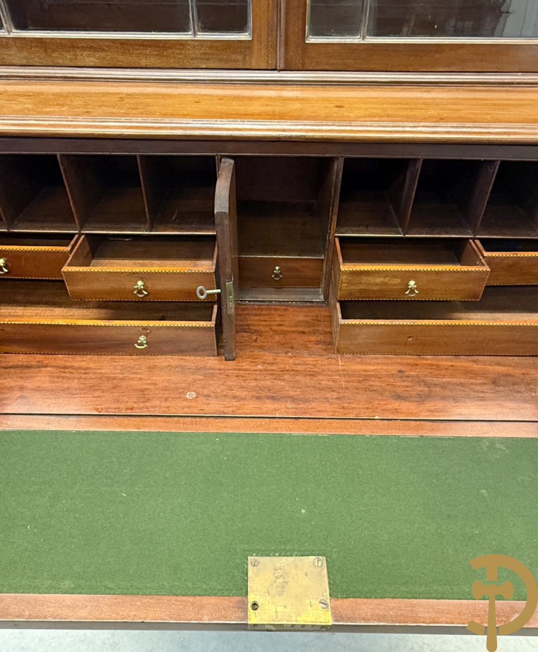 Engelse mahoniehouten secretaire met vitrine bovenaan, 19e