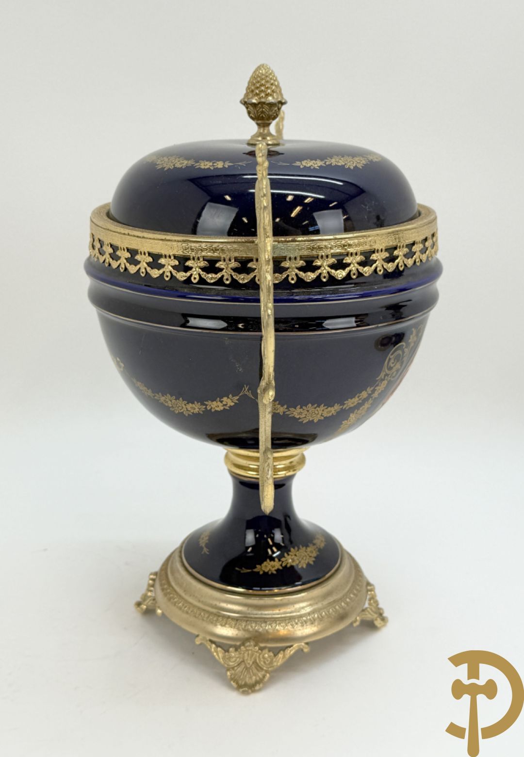 Sèvres stijl dekselpotiche met koperen ornamenten en romantisch decor + lampadaire in Sèvres stijl met romantisch decor