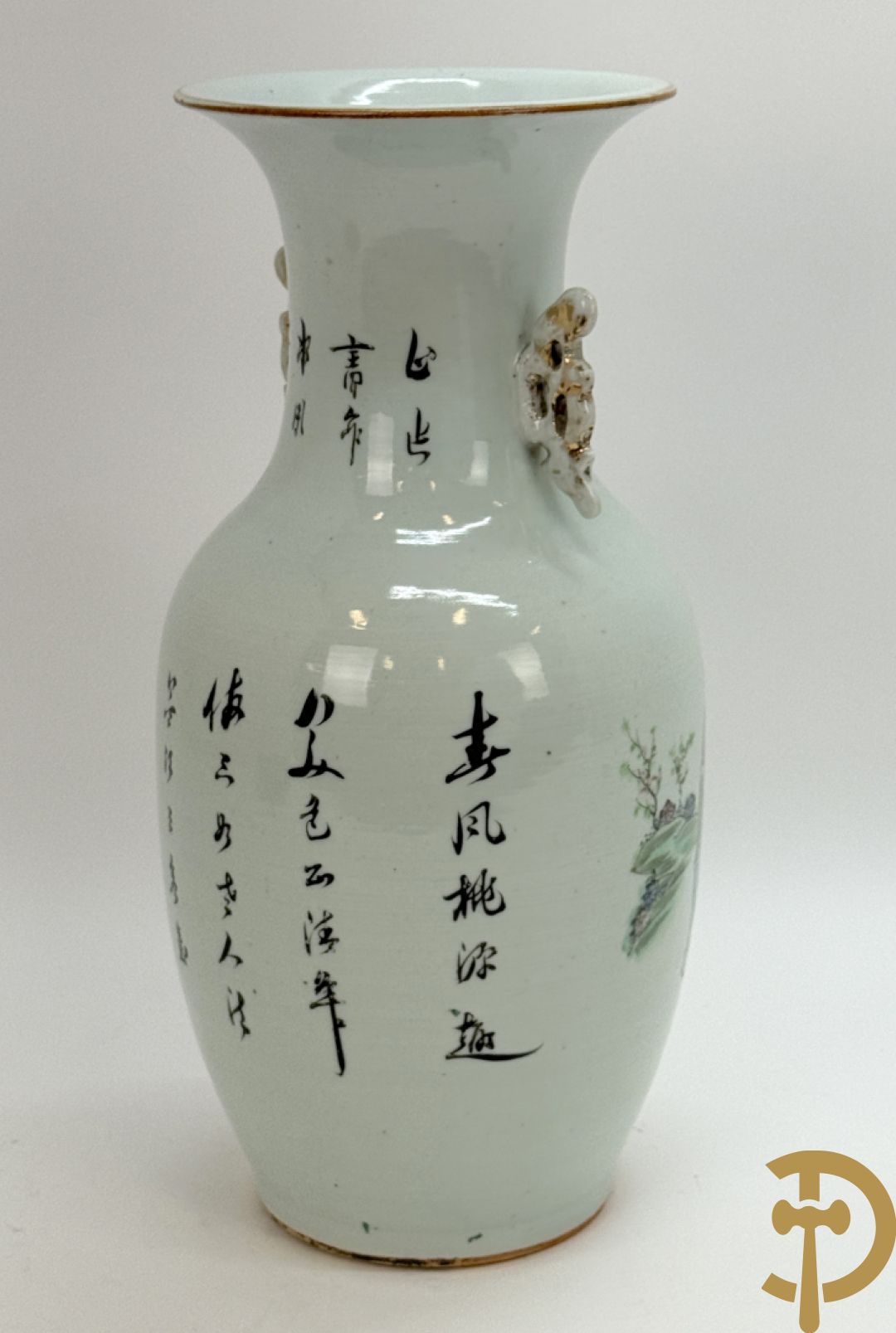Chinese porseleinen vaas met decor van dames in landschap