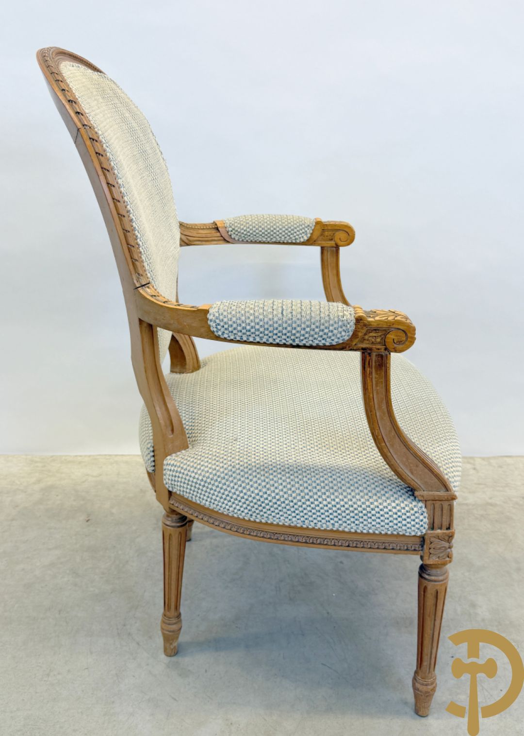 Paar beukenhouten Louis XVI stijl armzetels met medaillon