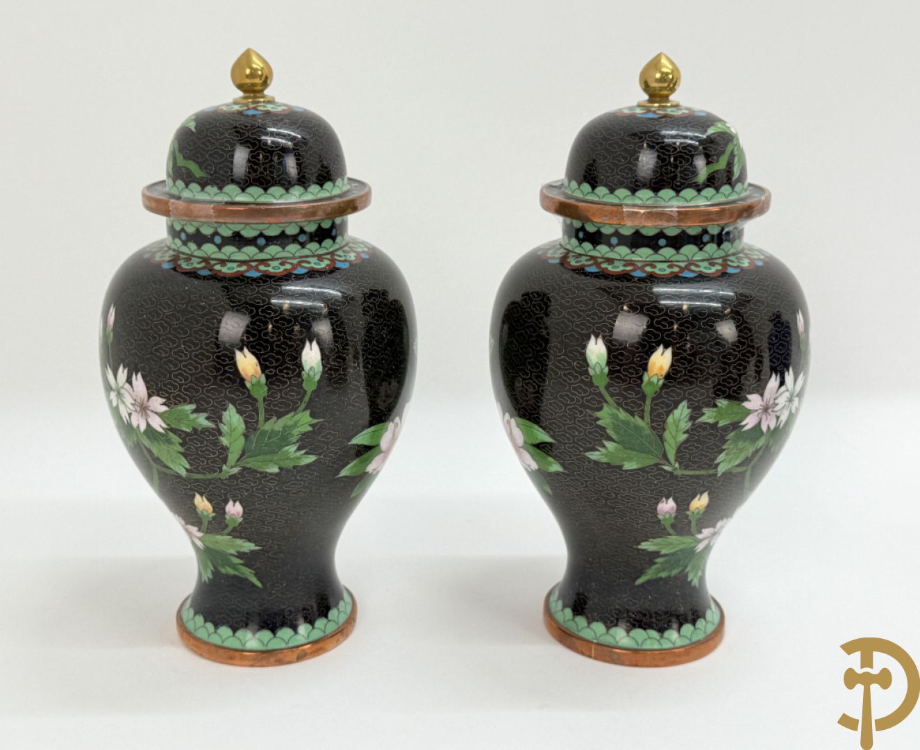 Acht stuks cloisoné w.o. paar dekselpotiches met bloemendecor, 4 vaasjes, coupe en vogel