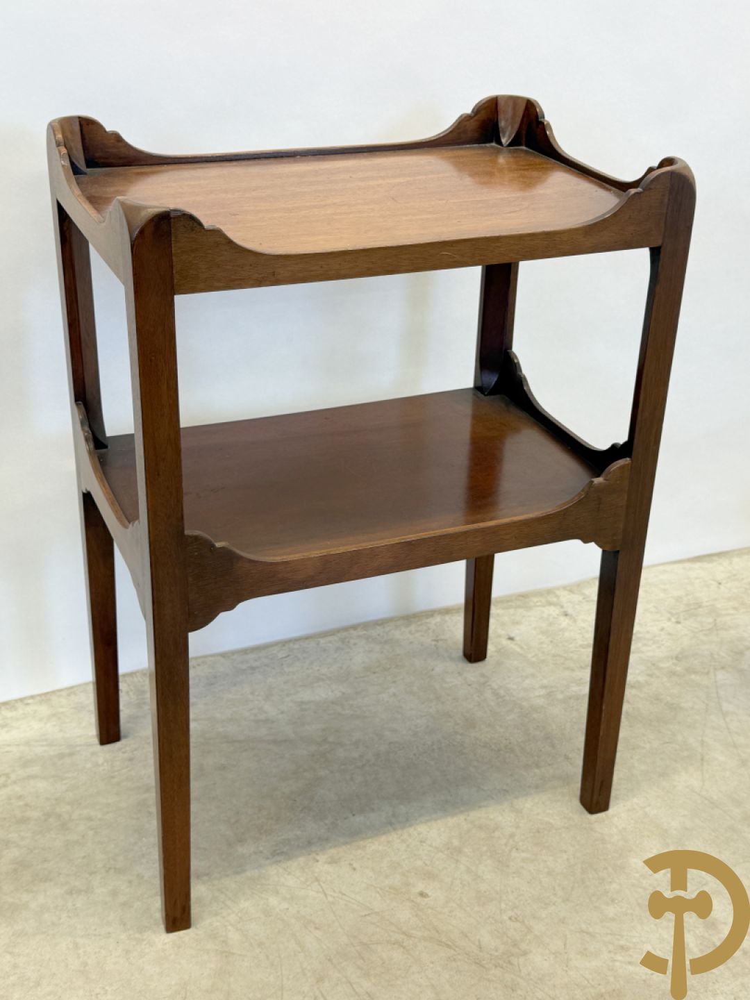Paar Engelse notelaren bijzettafels + notelaren cakestand + notelaren salontafel met leder bekleed