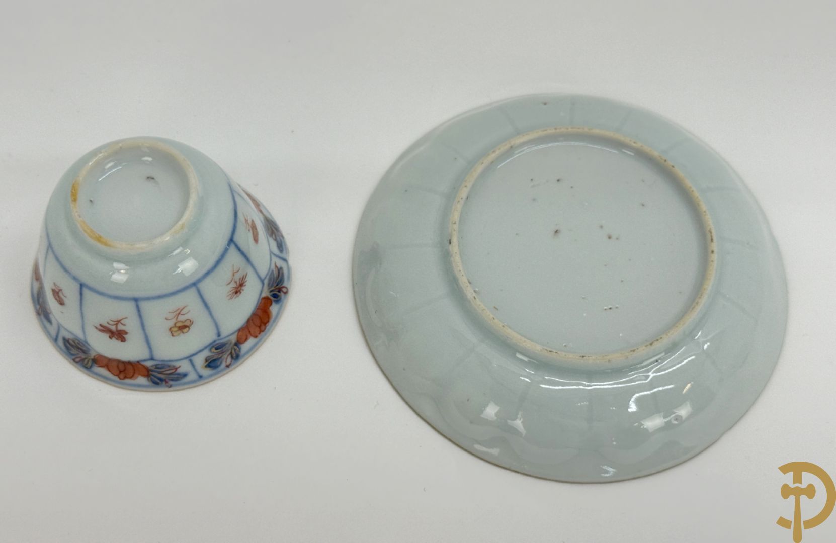 Chinese porseleinen ballustervormige vaas, King Long  + 2 porseleinen bordjes met bloemendecor + 2 bordjes met vazen- en bloemendecor + kopje en schoteltje Imari + dekselpotiche met vogel en bloemendecor