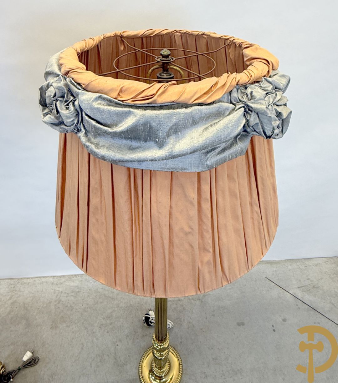 Bronzen staande koperen lampadaire op getorste voet + bronzen lampadaire op gecanneleerde voet