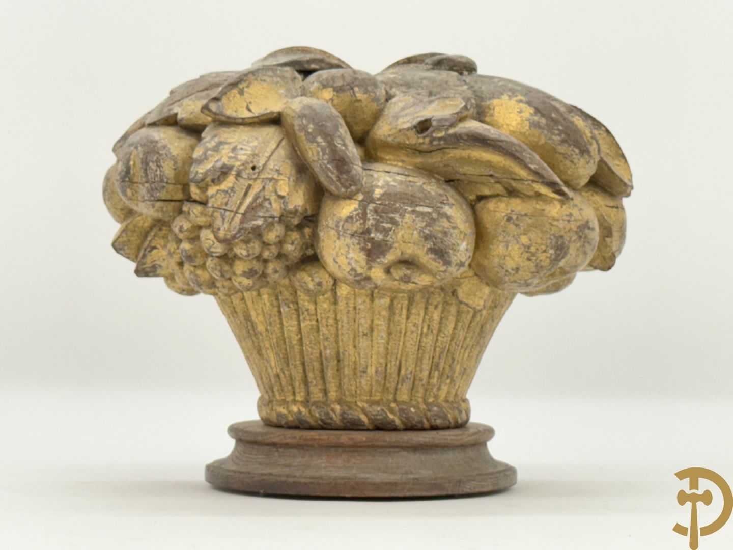 Gesculpteerd houten ornament van bloemen in korf