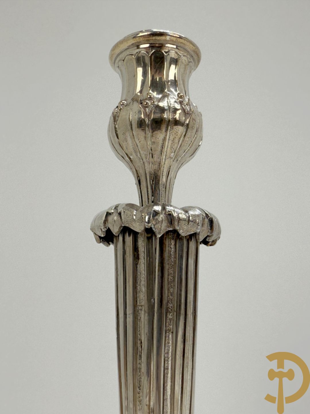 Paar massief zilveren kandelaars met gestyleerd bloemenmotief, één ervan gemerkt met stempel van Jan Baptist Verberckt, andere kandelaar met verschillende stempels met o.a. Antwerpen 1784