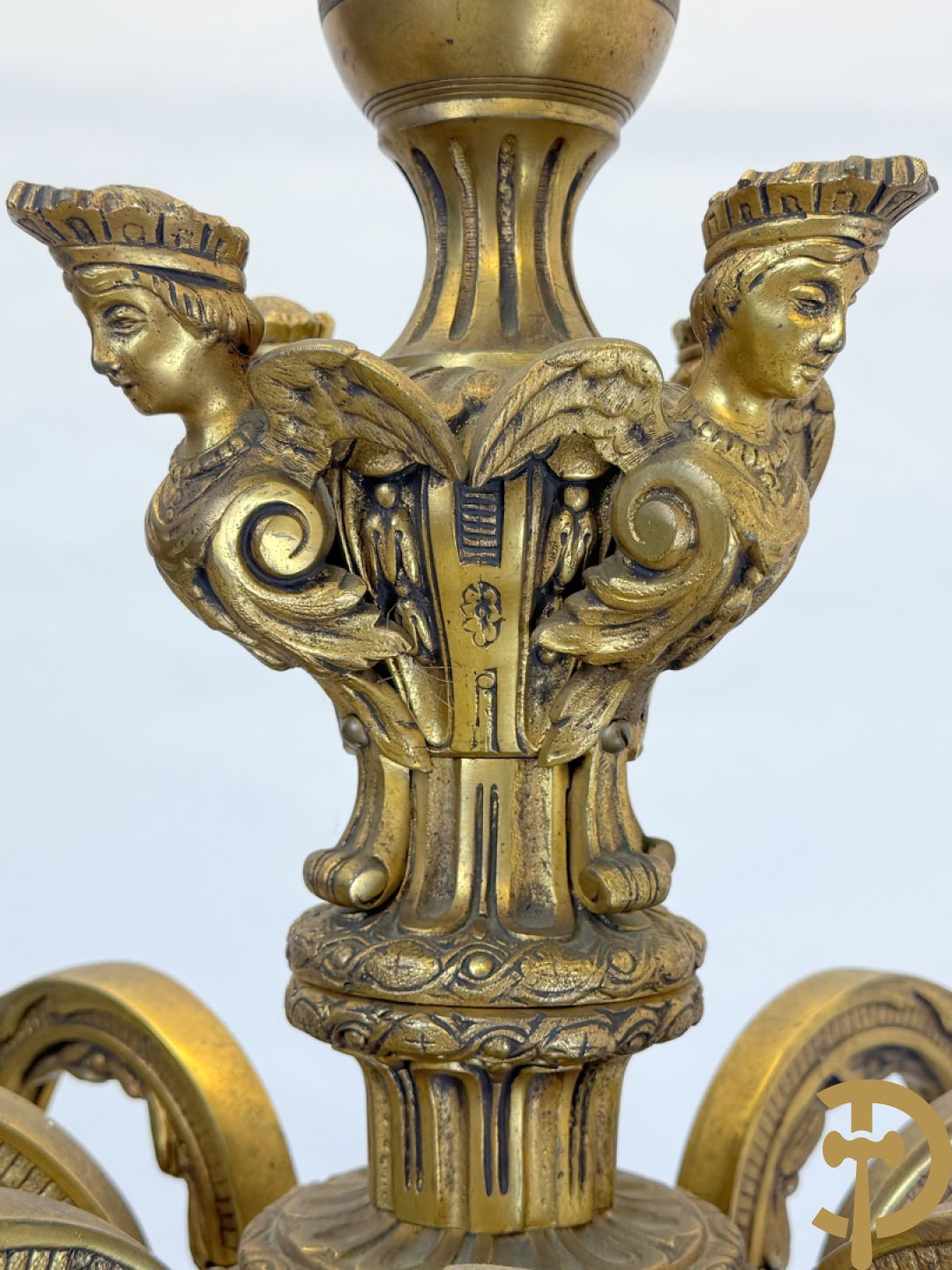 Bronzen achtarmige mazarin luchter met ridderhoofden en accanthusranken