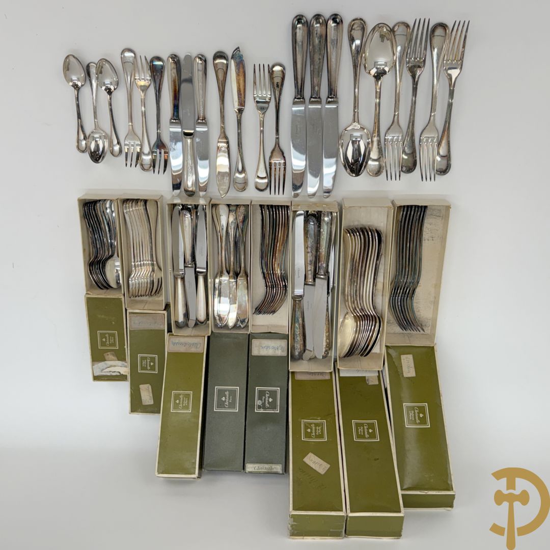 Christofle perlé bestek bestaande uit 8 reeksen van 12 stuks : vorken, lepels, messen, visvorken, vismessen, dessertmessen, taartvorkjes en koffielepels