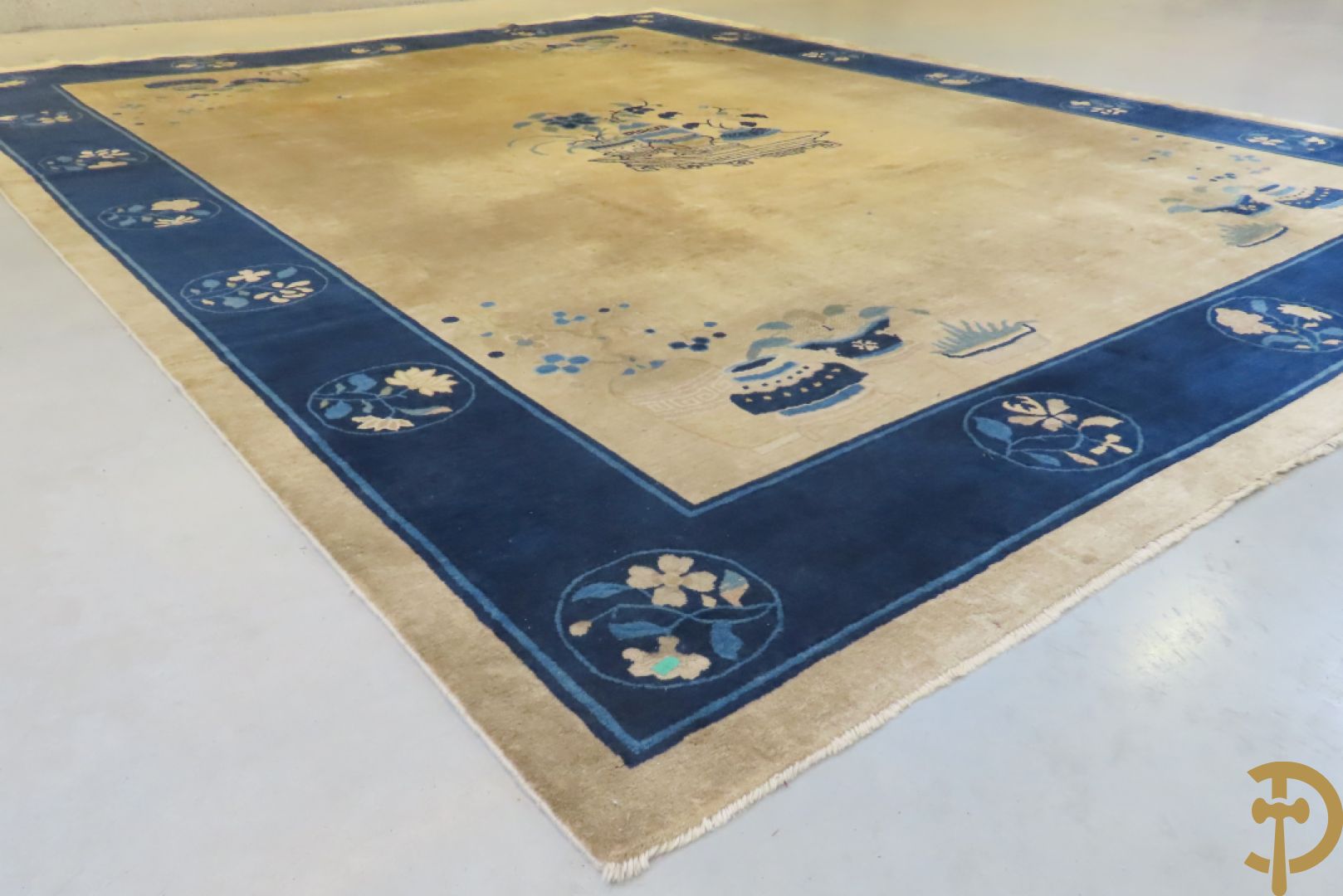Antiek Aziatisch handgeknoopt tapijt met bloemen- en vazendecor