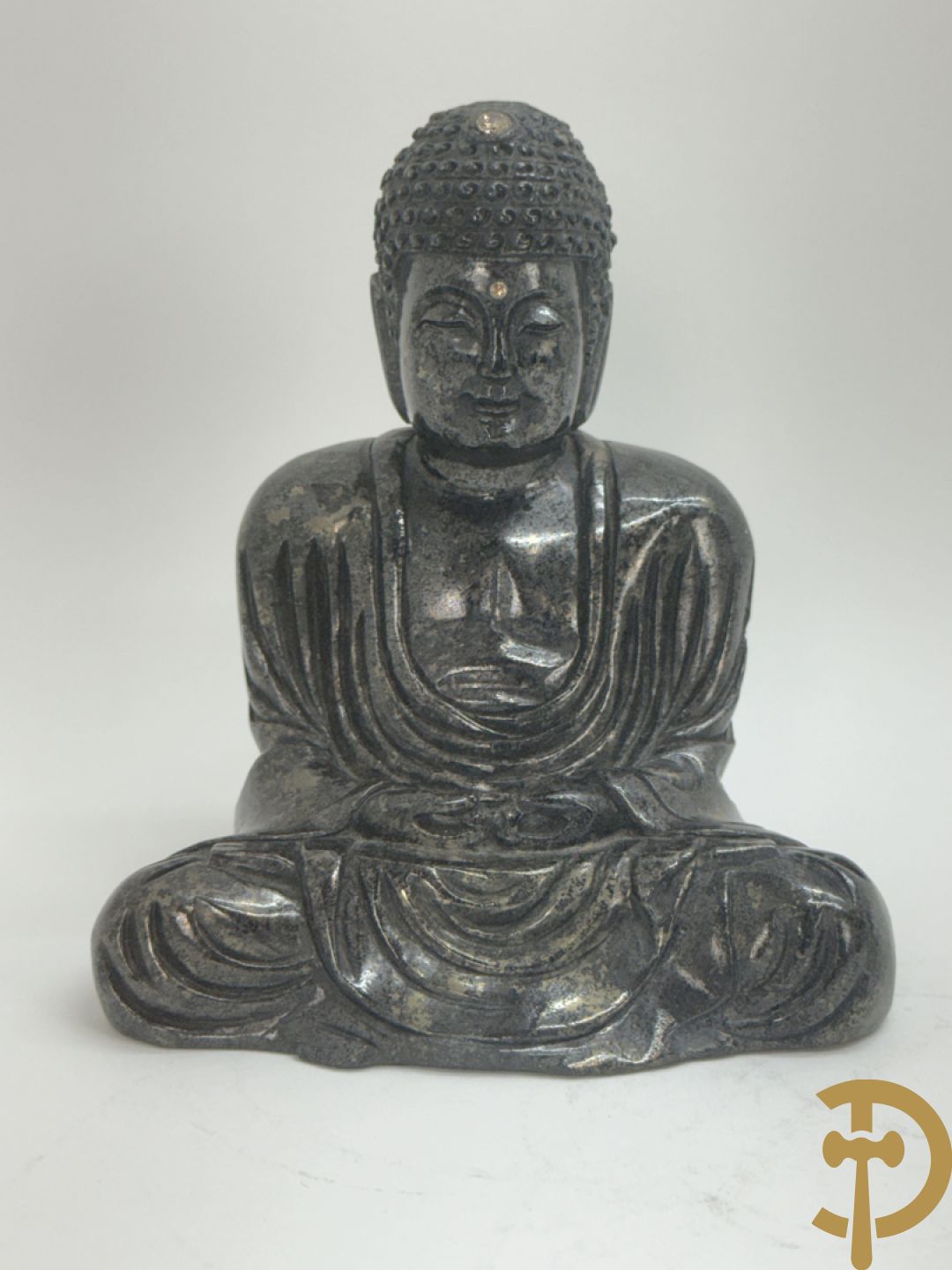 Zwart/witte nefriet sculptuur van geisha in gebergte + speksteensculptuur met bloemen + zittende boedha in nefriet + 9 kleine sculpturen in jadeiet