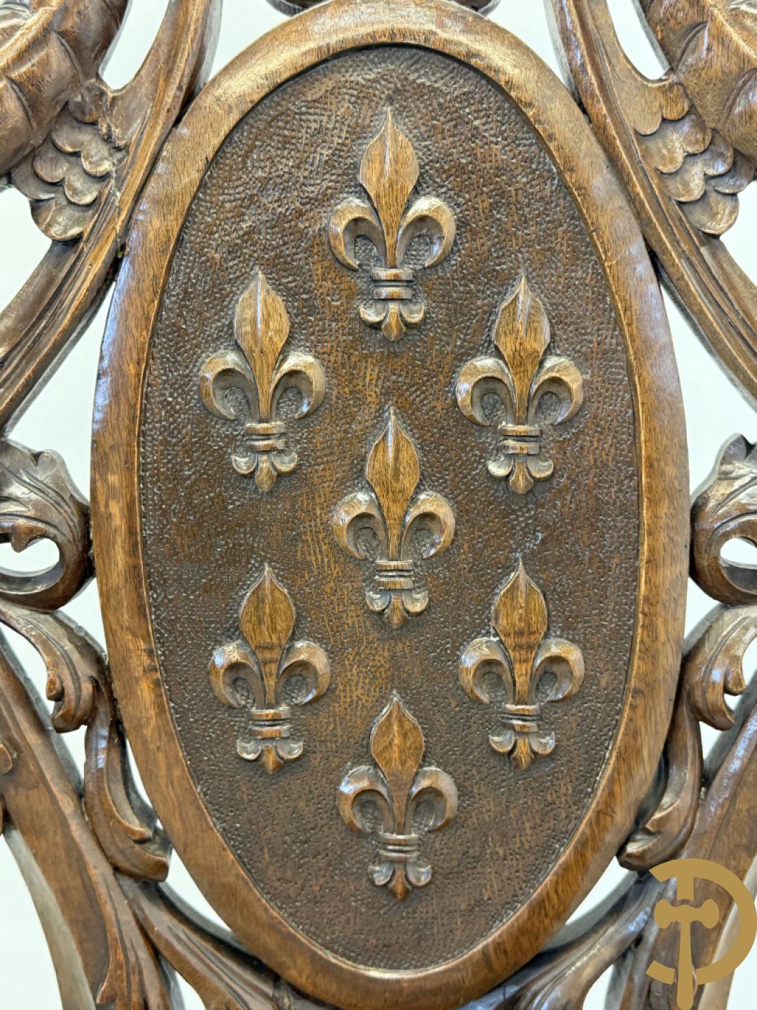 Eiken Neo Renaissance bijzetstoel scabello met decor van Franse lelies en leeuwenkoppen