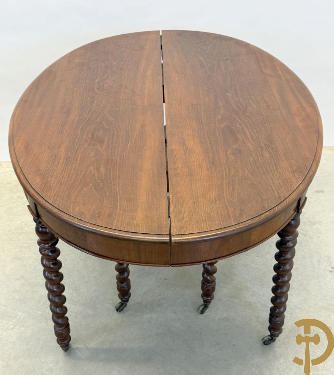 Massieve mahoniehouten Charles X tafel op 8 getorste en gespiegelde poten, midden 19e