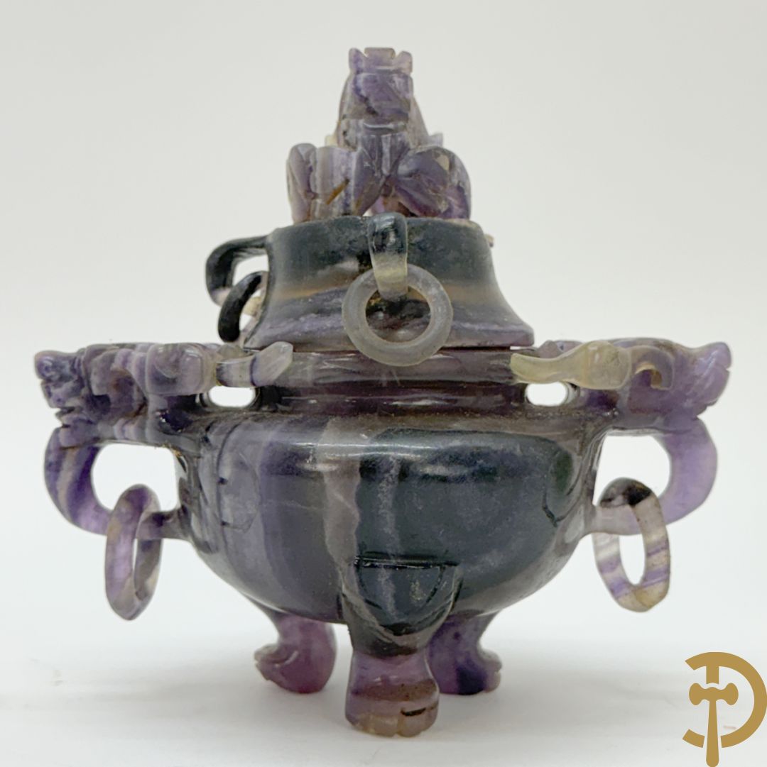 Drie Chinese handgesculpteerde urnes in gesteente met drakendecor (jade, amethist en fluoriet)