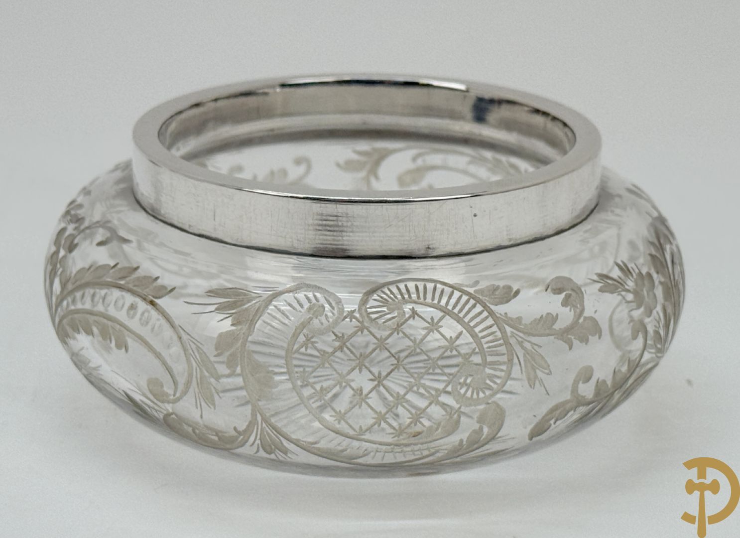 Massief zilveren schaaltje met Louis XV motieven, Delheid + bonbonnière met zilveren deksel + massief zilveren geajoureerd schaaltje + lakzegel met bewerkt handvat