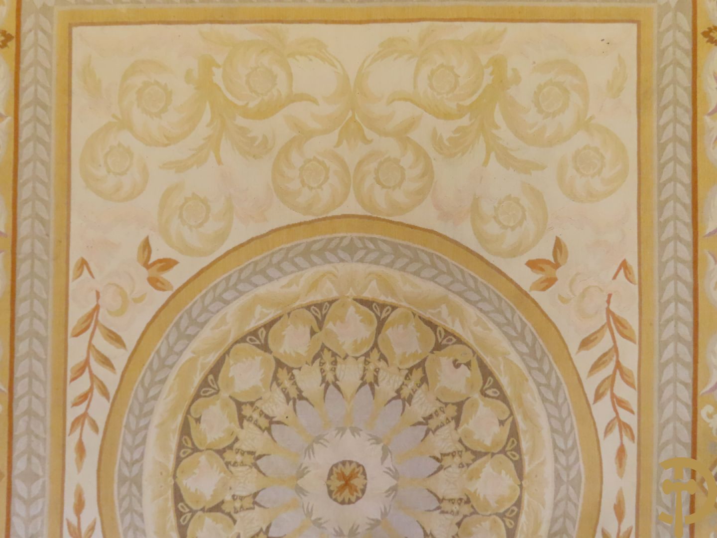 Frans Aubusson tapijt met centraal medaillon omgeven door accanthusranken
