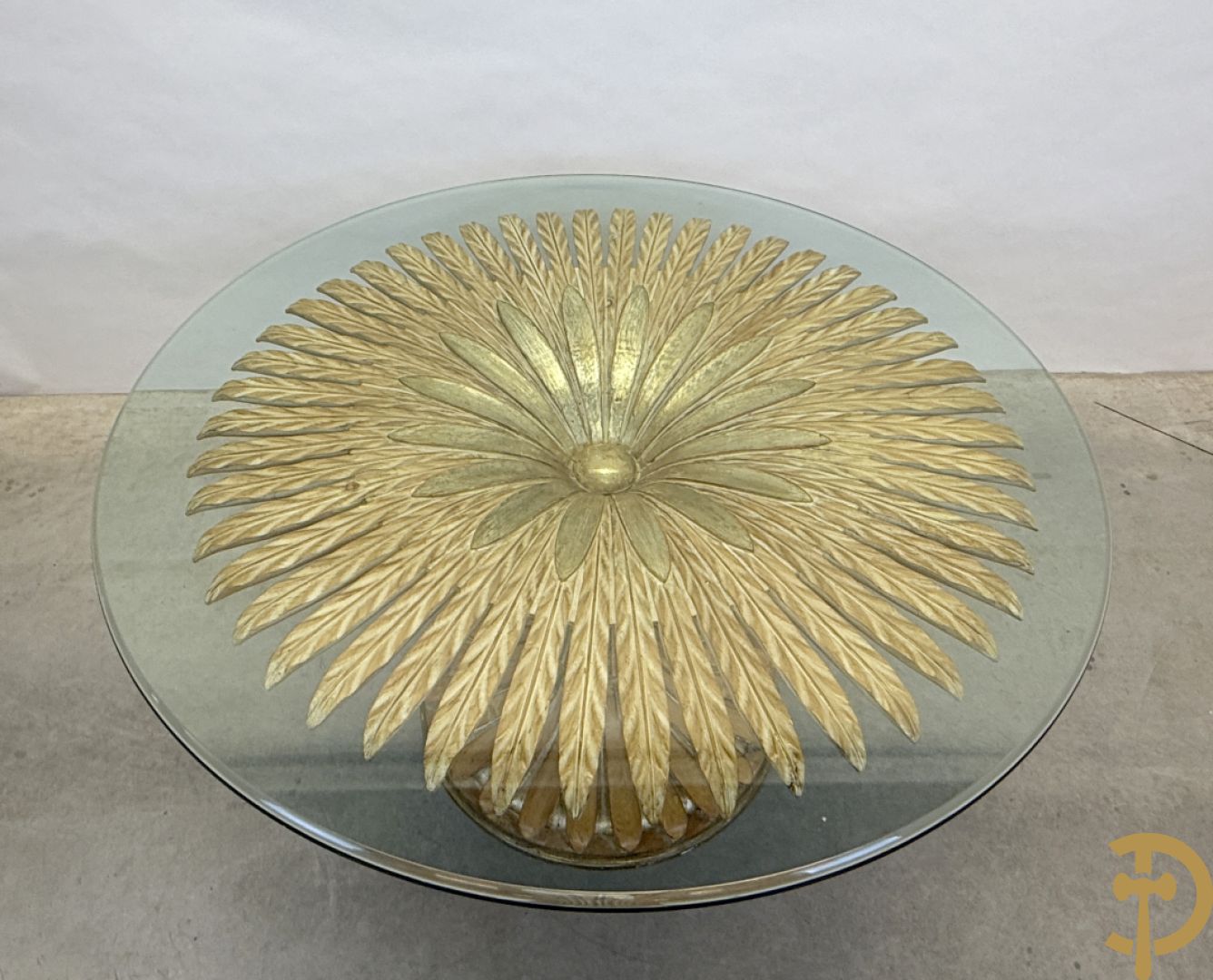 Ronde tafel met houtgesculpteerde korenaren, deels verguld, en glazen blad + 5 bijhorende Louis XVI stoelen met gecanneerde rug en zitting