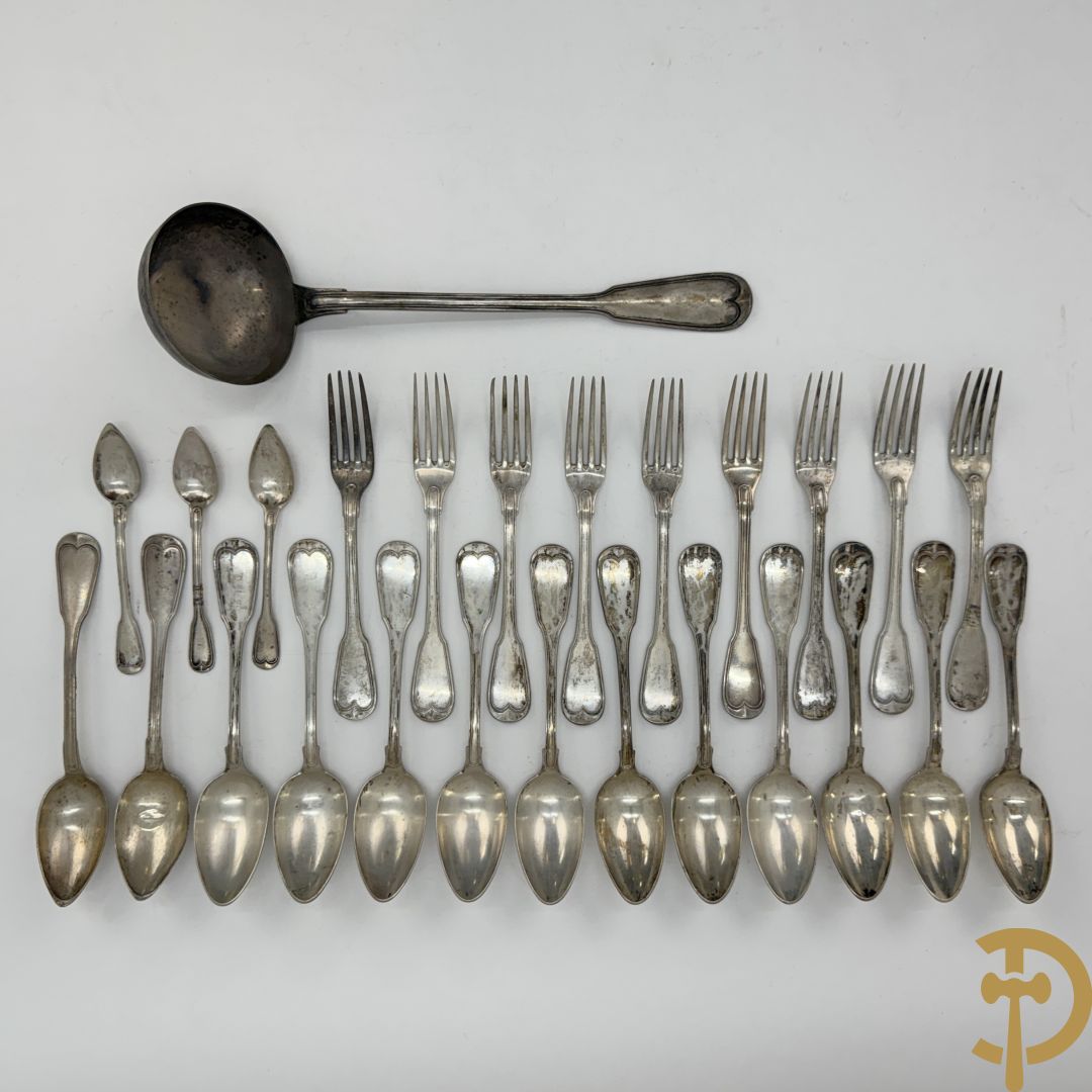 Massief zilveren bestek Louis Philippe model met initialen bestaande uit 13 soeplepels (853 gram), 9 vorken (657 gram), 3 dessertlepels (59 gram) en 1 pollepel (221 gram)