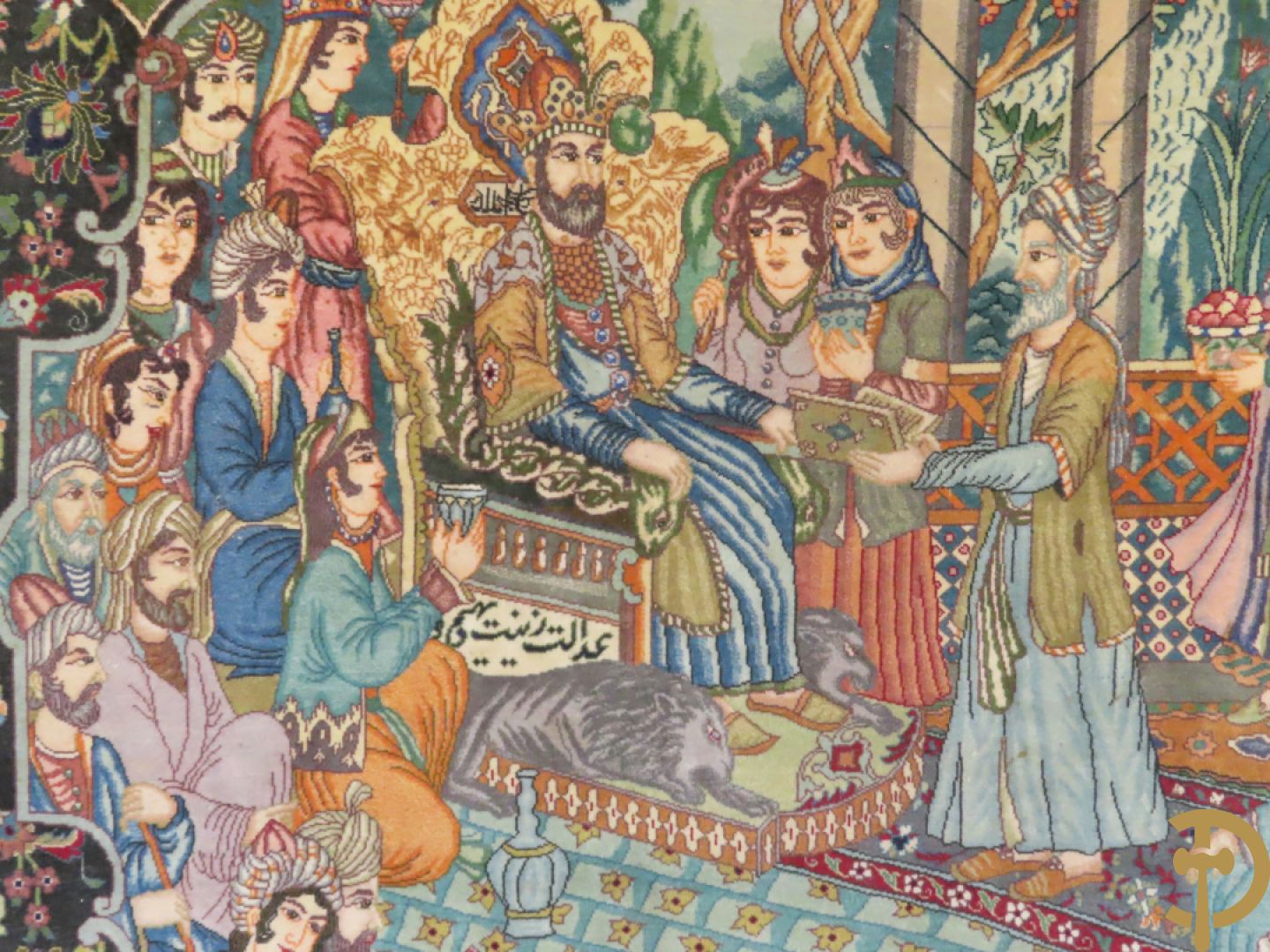 Oosters handgeknoopt tapijt Tabriz met figuratieve voorstelling, centraal met geanimeerde hofscène, omgeven door 4 hoekmedaillons met architecturale afbeeldingen - onderaan en bovenaan getekend