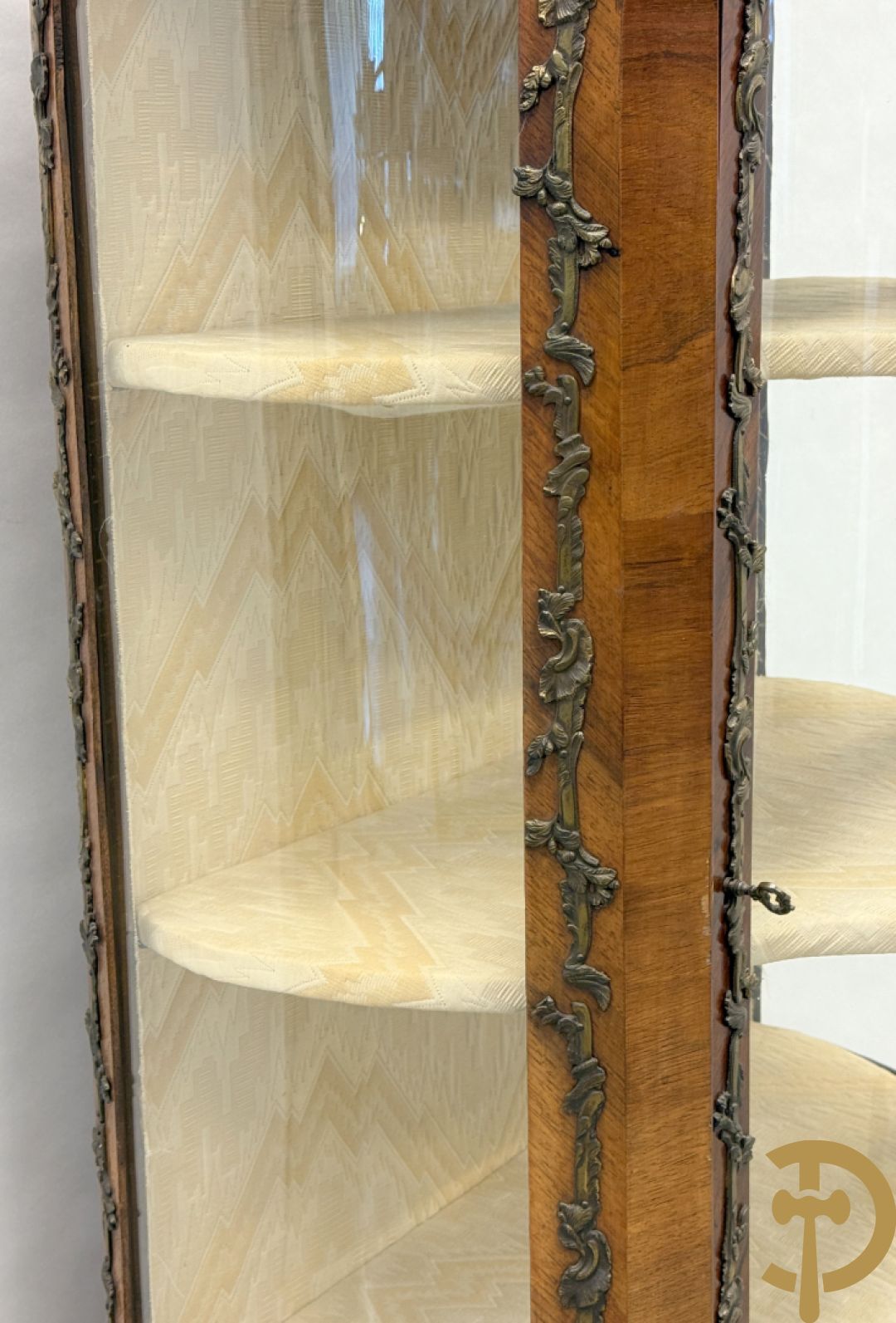 Notelaren Louis XV vitrine met gebogen glas, bezet met bronsbeslag en onderaan met bloemenmarketterie