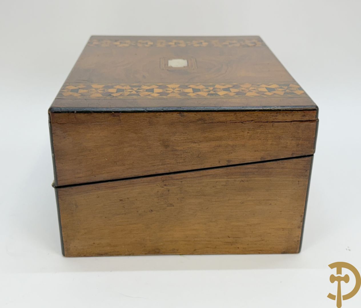 Schrijfbox in wortelnotehout met marquetterie en bovenaan een parelmoer plakkette + Japanse zwartgelakte openklapbare schrijfbox met verguld geanimeerd decor