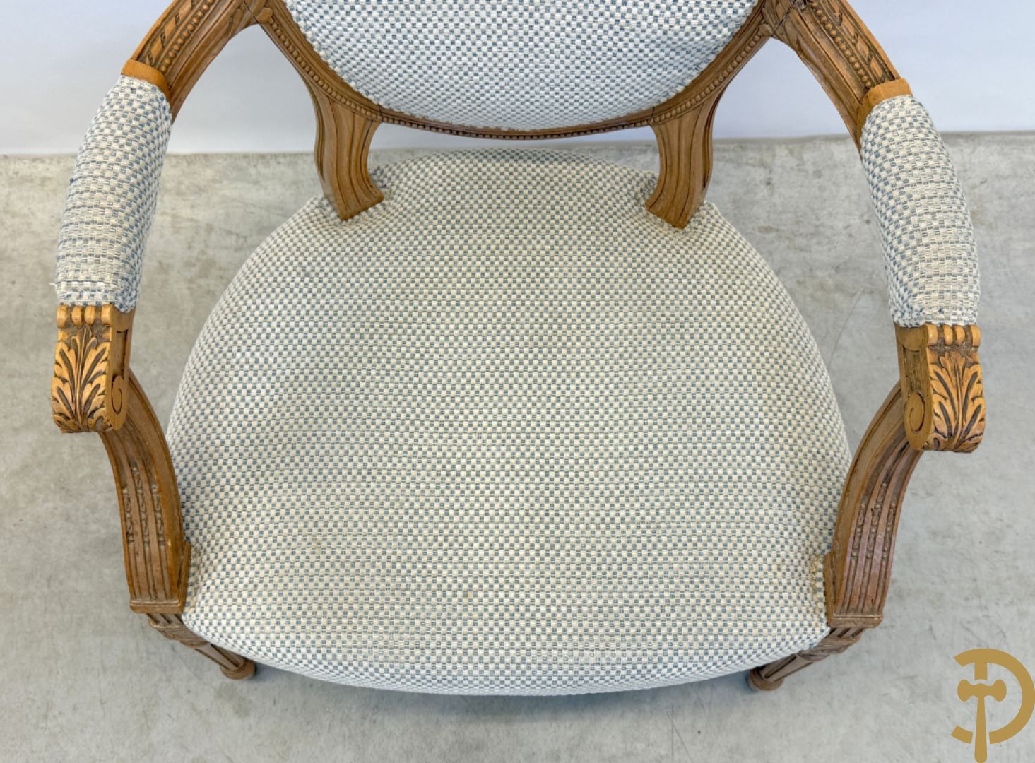 Paar beukenhouten Louis XVI stijl armzetels met medaillon
