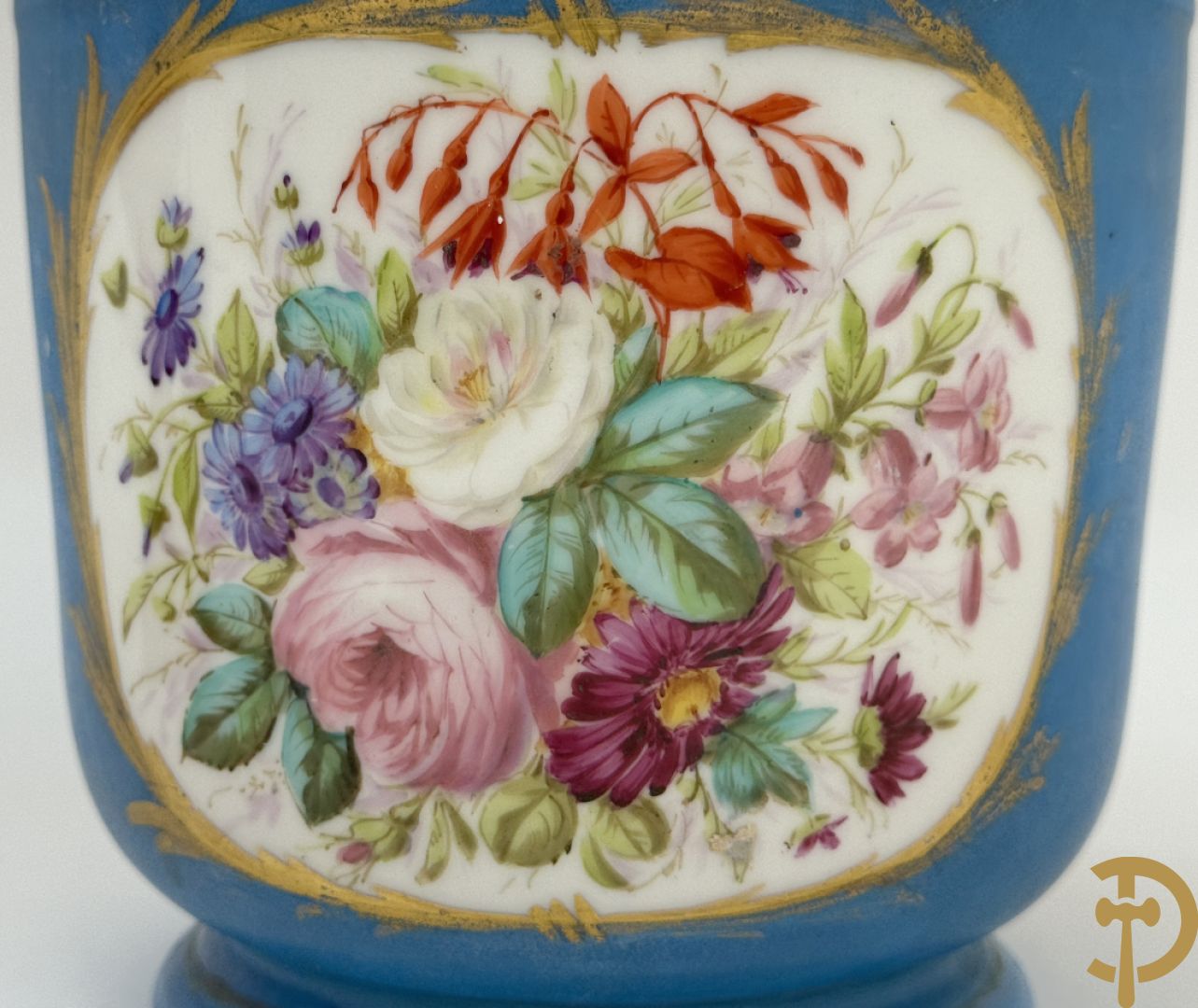 Sèvres cachepot met dubbel decor van handbeschilderde romantische dames en bloemendecor + cachepot in Frans porselein met bloemendecor gevat in bronzen houder + Limoges medici vaas met zwanehalzen