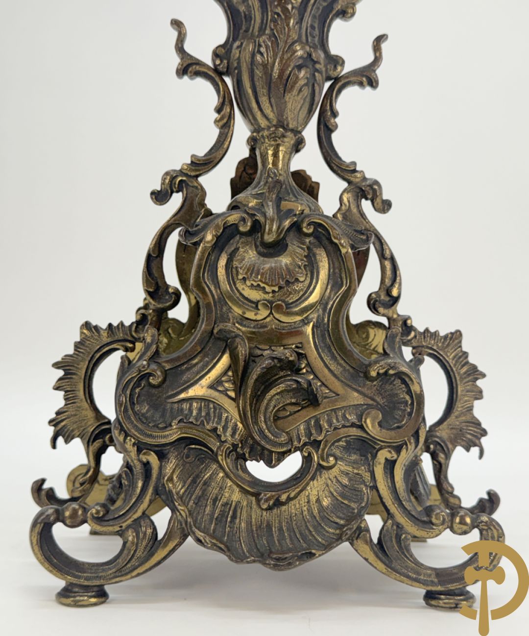 Driedelige koperen garnituur bestaande uit middenstuk bezet met amfoor en paar kandelaars , Louis XV stijl