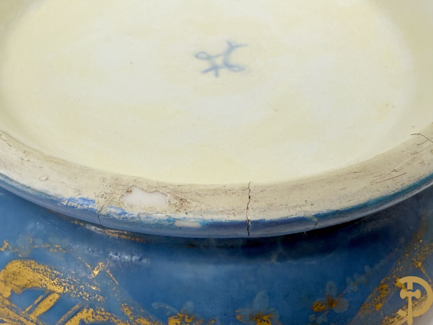 Sèvres cachepot met dubbel decor van handbeschilderde romantische dames en bloemendecor + cachepot in Frans porselein met bloemendecor gevat in bronzen houder + Limoges medici vaas met zwanehalzen