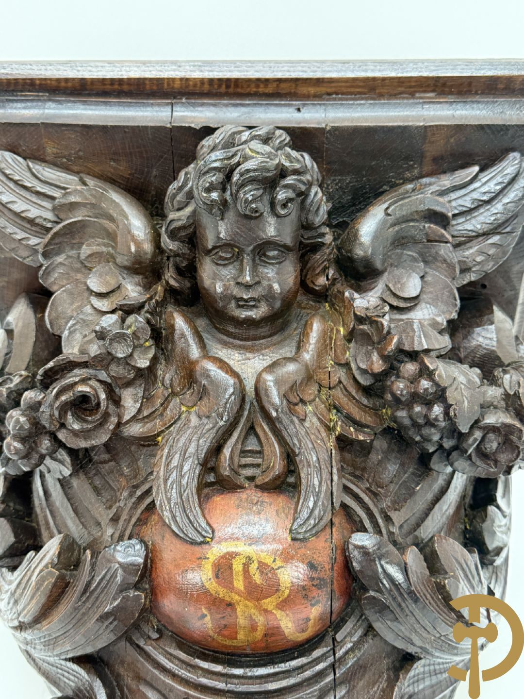 Houtgesculpteerde konische muurconsole met cupido en bloemenranken