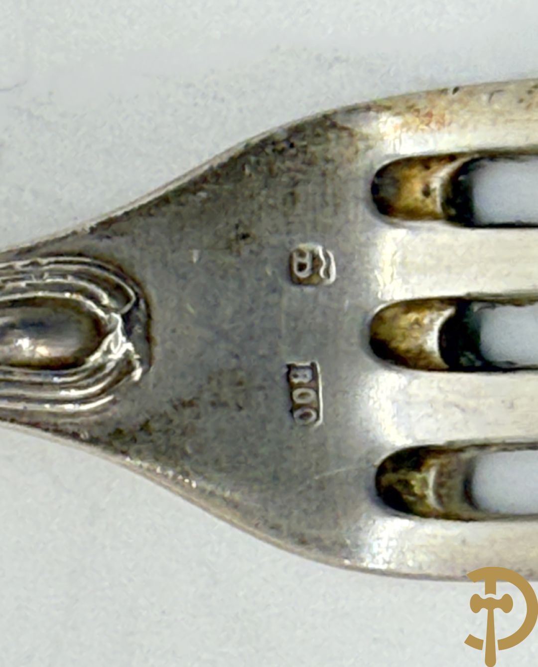 11 massief zilveren kleine lepels en 11 massief zilveren kleine vorken met bandes croisées, Delheid (813 gram) + messen met zilveren heft (na te zien)