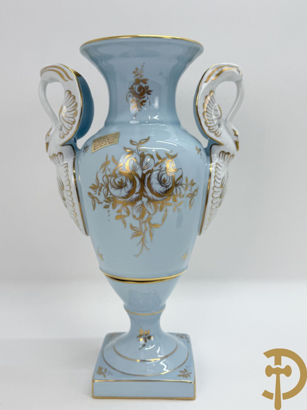 Mooi lot Limoges porselein bestaande uit grote en kleine Medici vaas met bloemendecor, 3 cache pots, bord, 2 coupes, Tas en schoteltje (9 stuks in totaal)