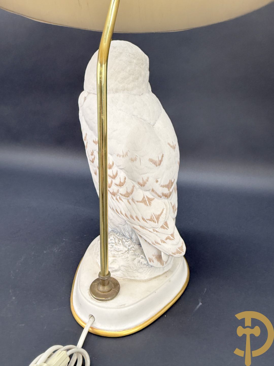 Porseleinen beeld van witte sneeuwuil als lampadaire, door Raymond Watson getekend in 1987 bij de Franklin Mint Compagnie