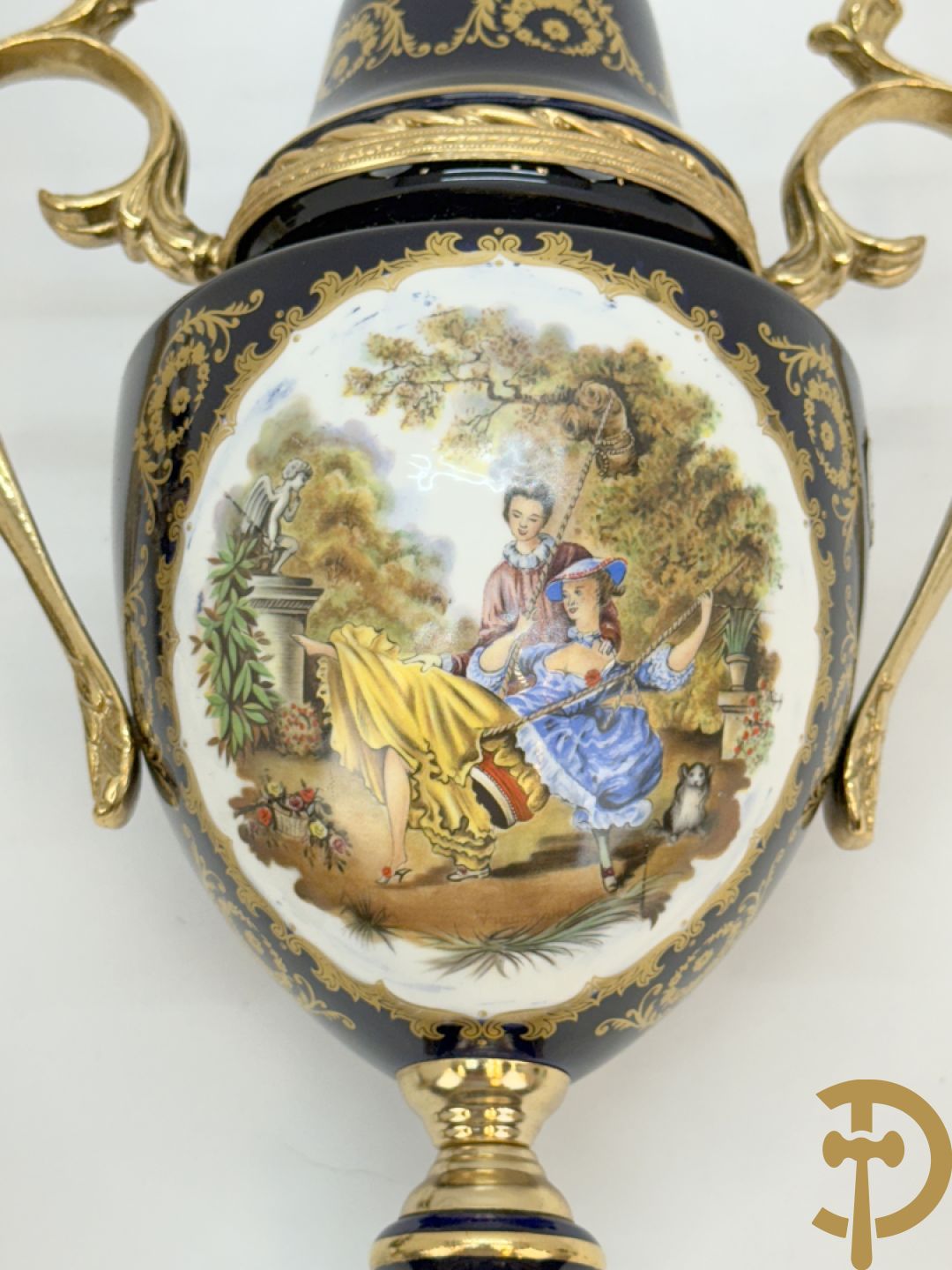 Driestel Sèvres stijl bestaande uit paar dekselpotiches met koperen ornamenten en romantisch decalcomanie decor, Sèvres stijl+ dekselcoupe met Sèvres en romantisch decor
