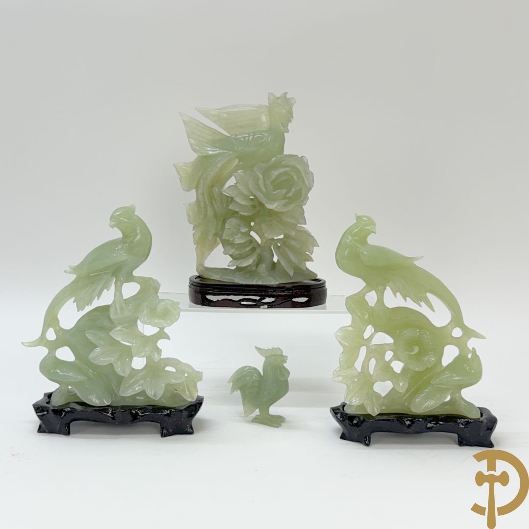 Drie handgesculpteerde Aziatische vogels met bloemenmotieven in jadeiet + klein haantje in jadeiet