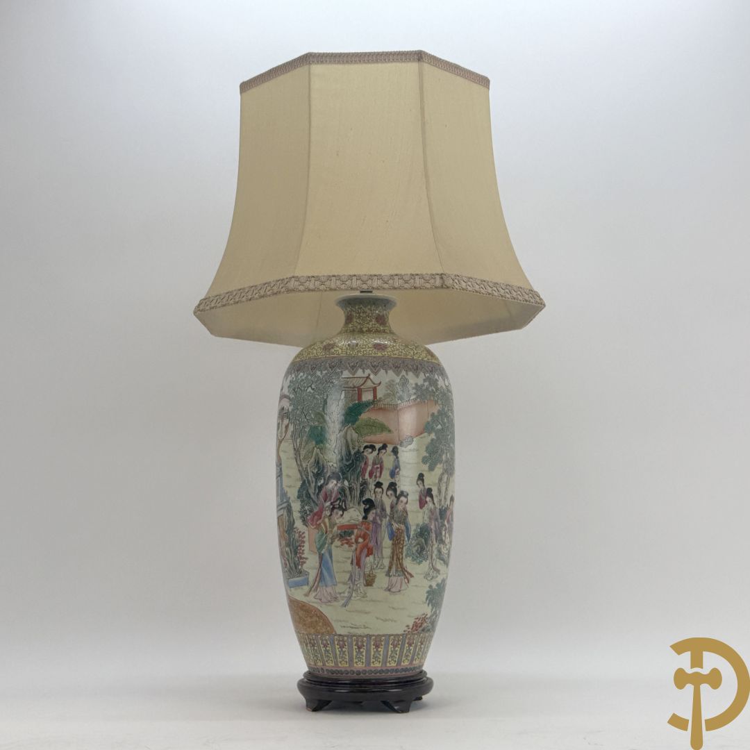 Chinese porseleinen vaas met geanimeerd decor van dames in tempels en landschap - omgebouwd als lampadaire