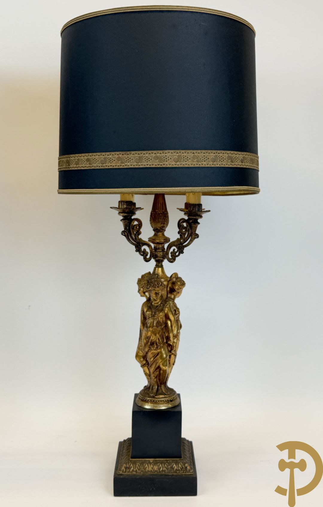 Paar vintage lampadaires met 3 karyathiden, bovenaan met 4 kaarsen en een lichtpunt, Deknudt
