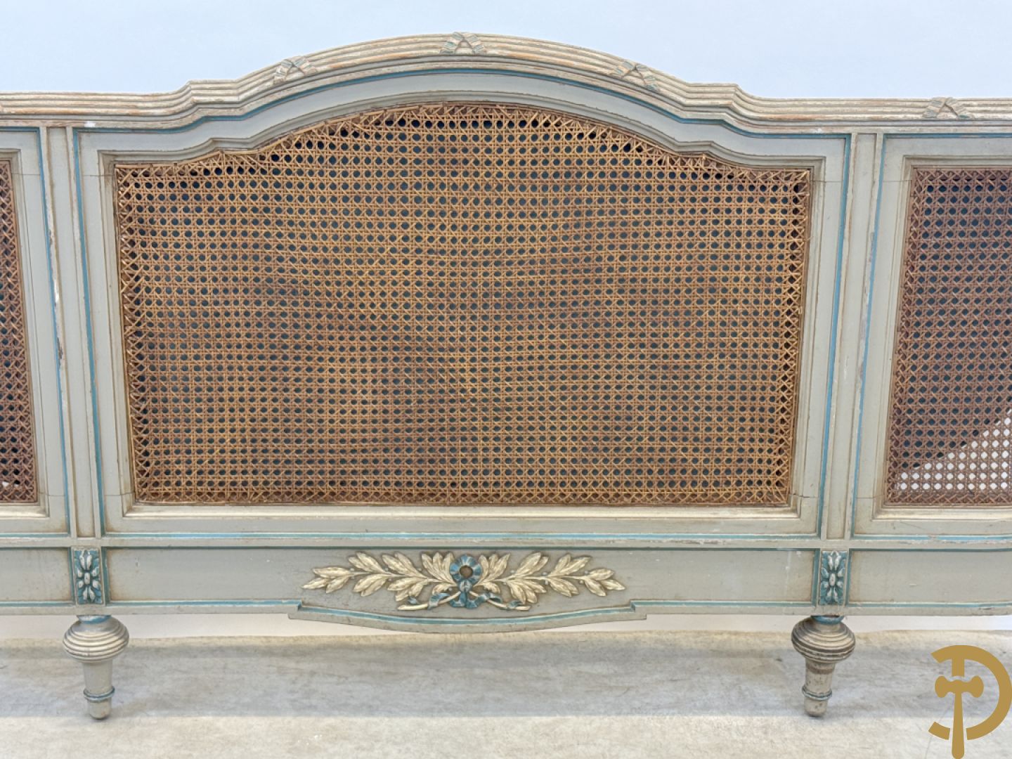 Gepatineerd Louis XVI bed met cannage en guirlandes + 2 muurconsoles met cannage en marmeren blad