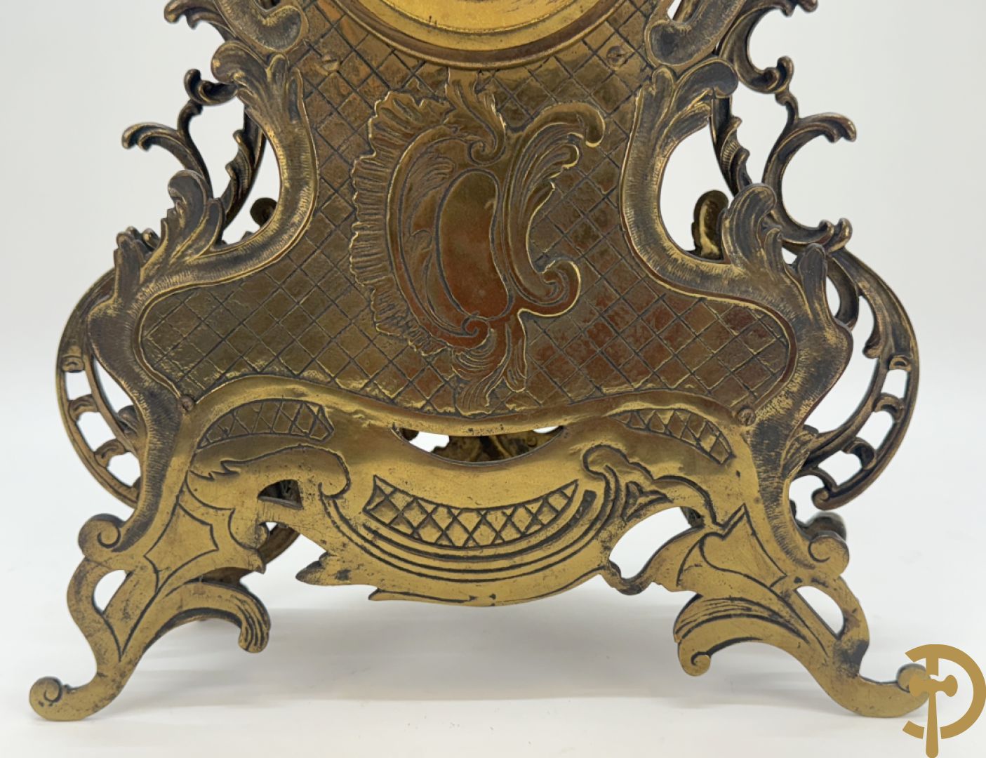 Driedelige koperen garnituur bestaande uit middenstuk bezet met amfoor en paar kandelaars , Louis XV stijl