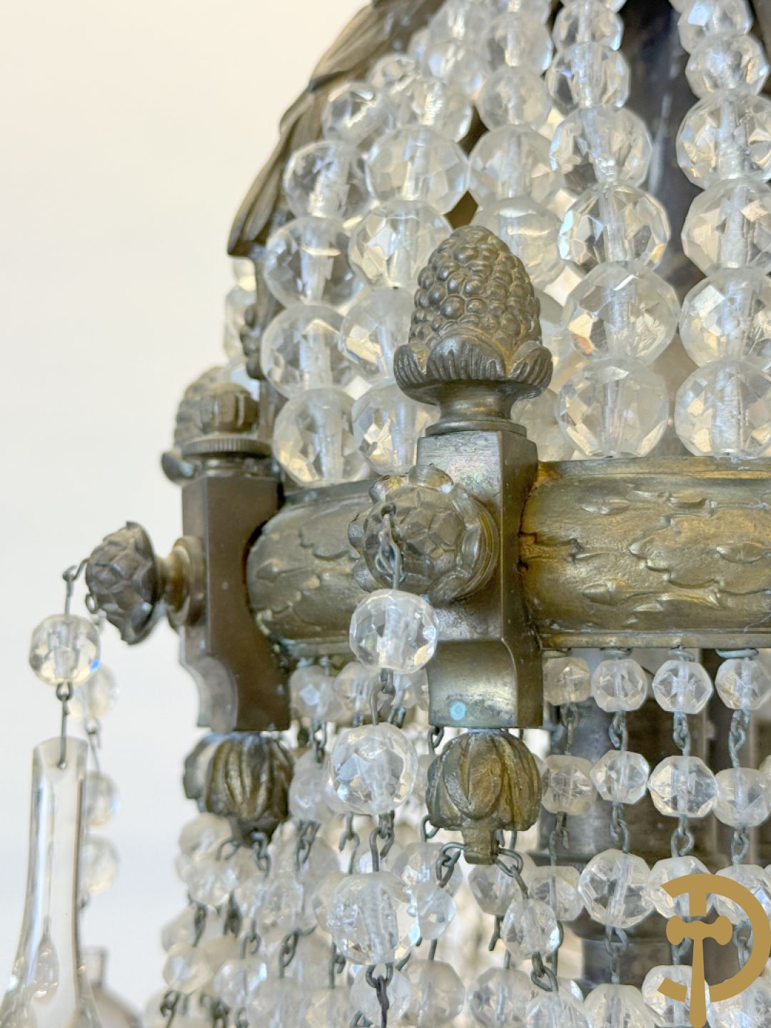 Grote bronzen kasteelluchter Sac-à-perles, Louis XVI stijl, met 5 armen telkens met 3 kaarsen