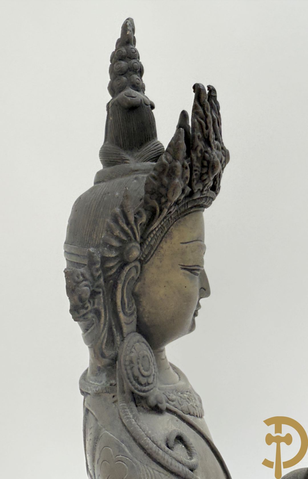 Bronzen neergezeten Boedha