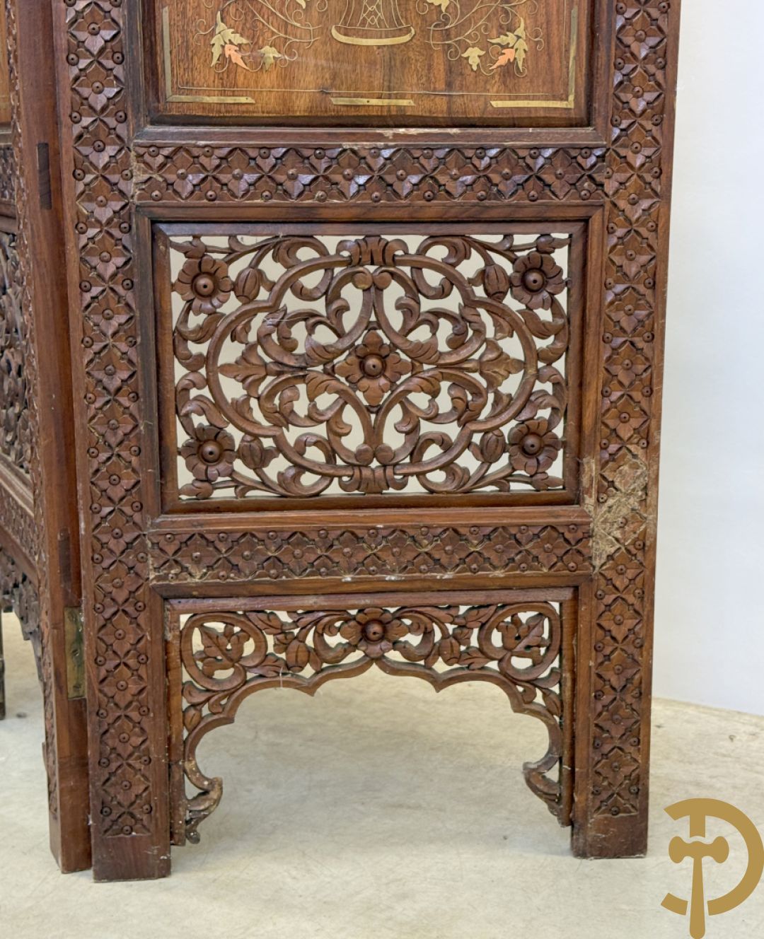 Hardhouten Aziatisch vierdelig kamerscherm met gesculpteerd ornament bovenaan en marketterie inleg midden