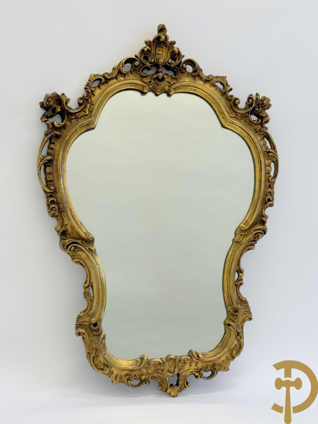 Vergulde spiegel met rocailles en bloemenmotieven, Louis XV stijl