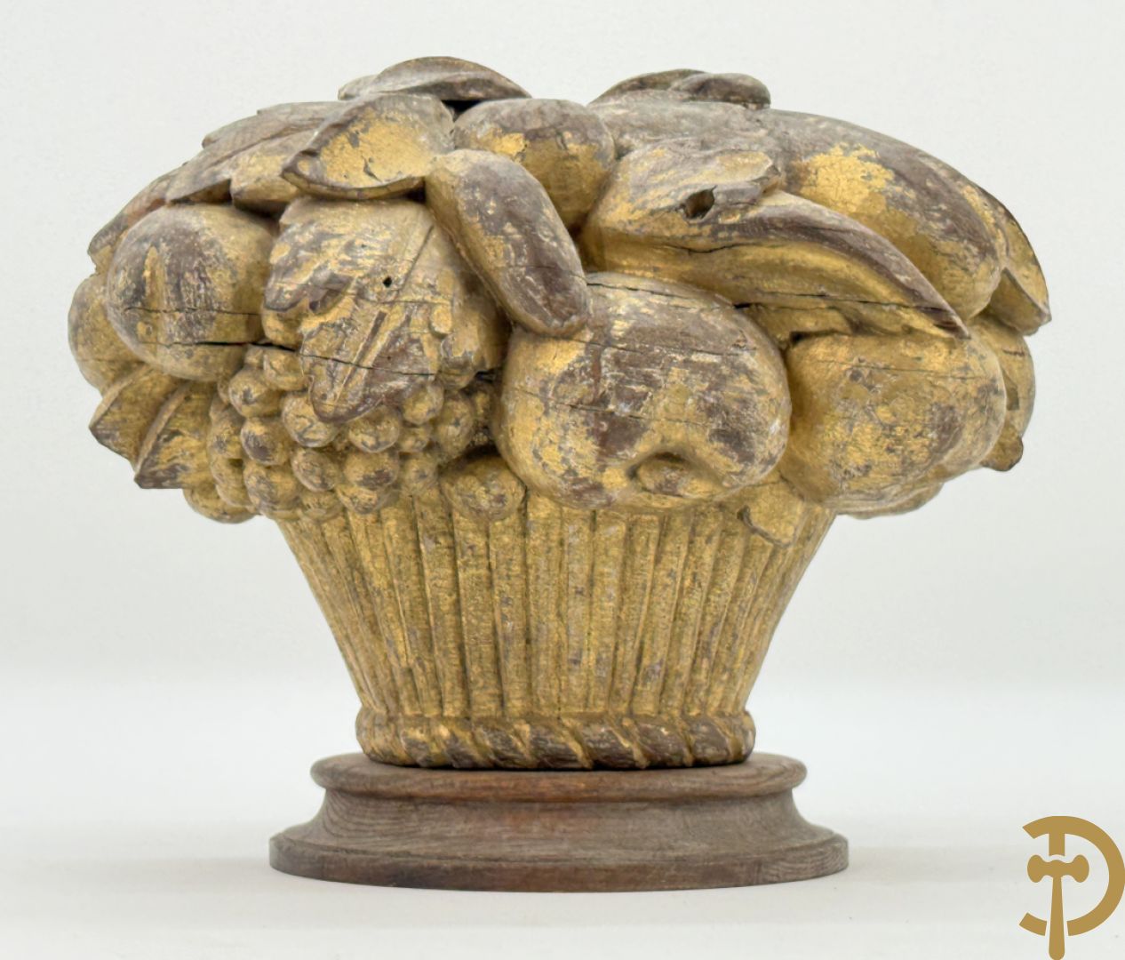 Gesculpteerd houten ornament van bloemen in korf