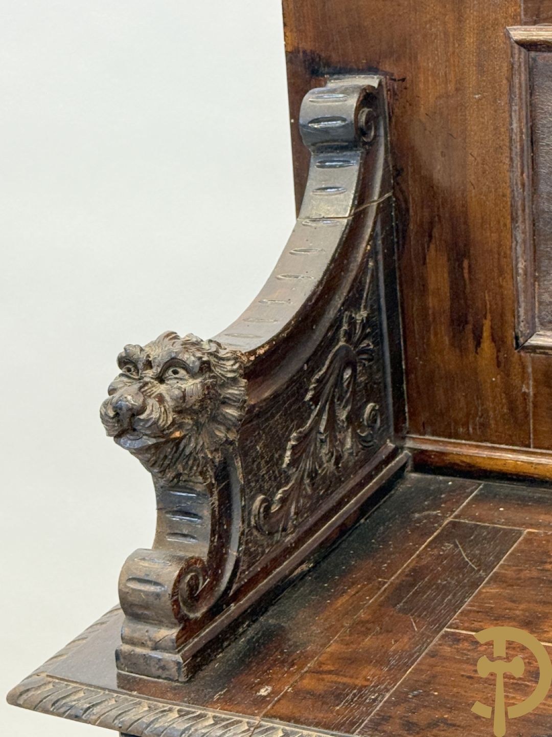 Hall bank met Neo Reniassance sculptuur van cupido