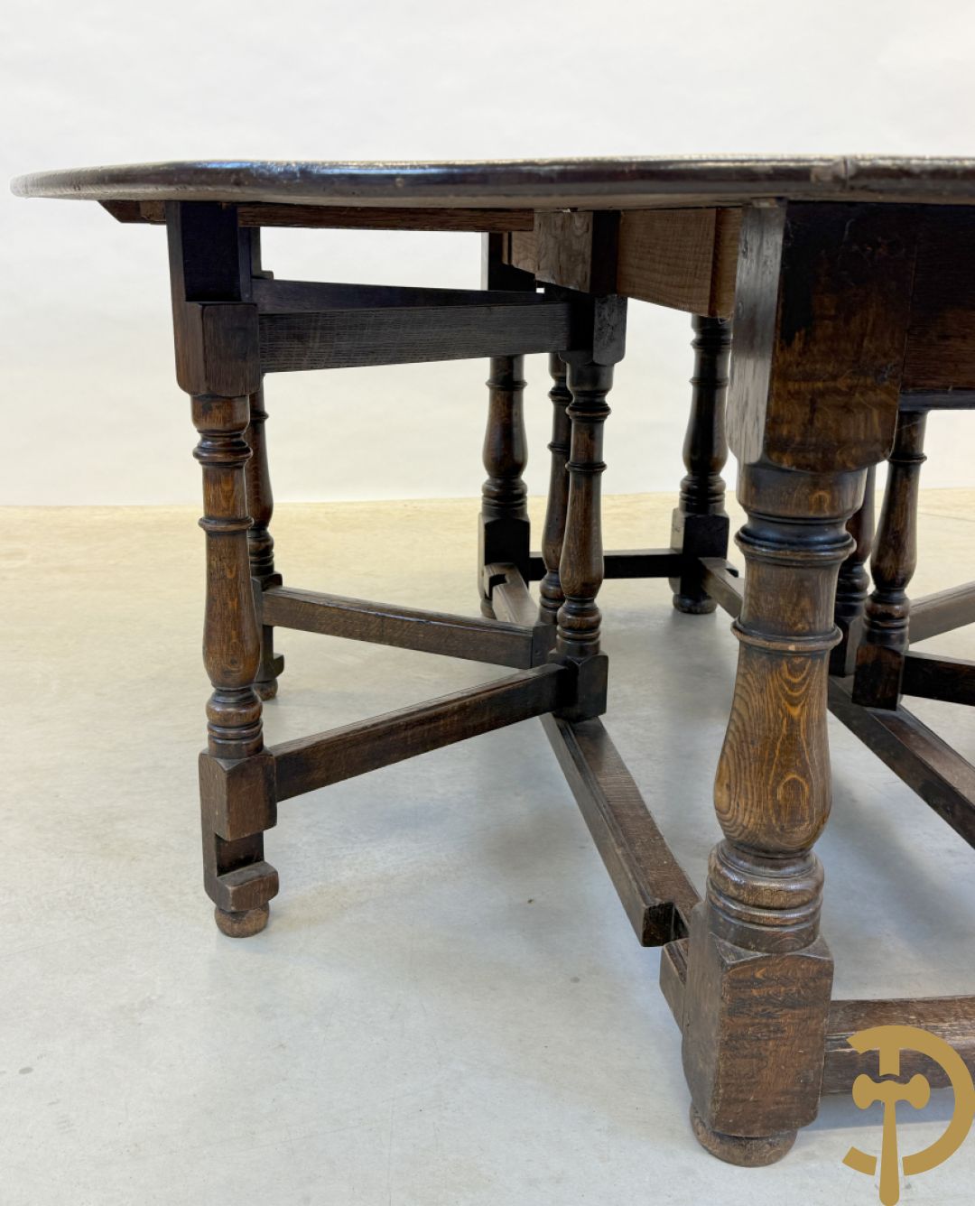 Grote massief eiken openklapbare gatelegg tafel + 6 Engelse eiken stoelen met lederen zitting