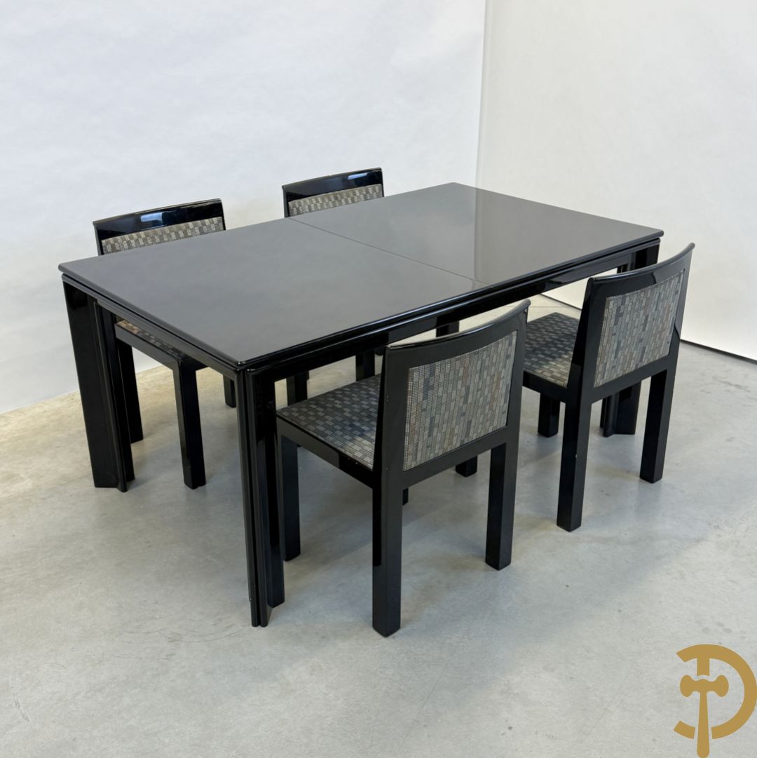 Zwartgelakte uittrekbare vintage designtafel met 4 bijhorende stoelen model 