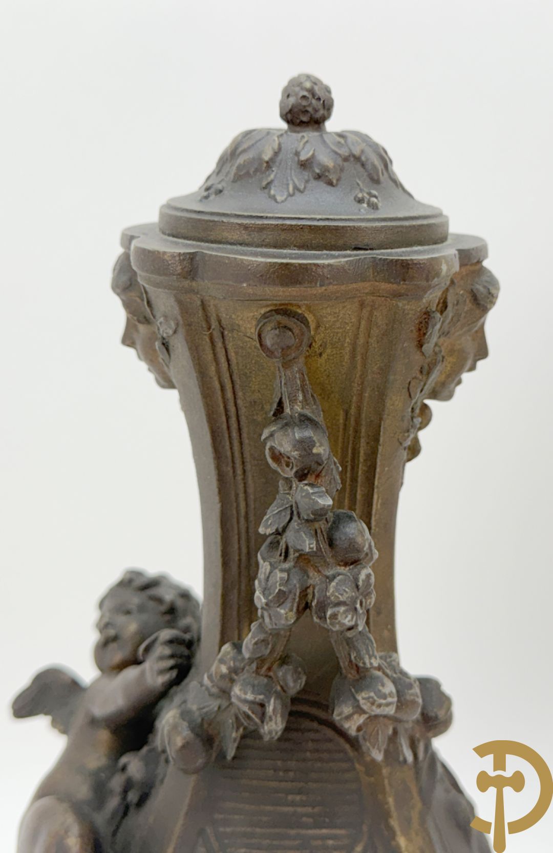 Driedelige kunstbronzen garnituur bestaande uit klok met liggende dame met amfoor op marmeren basis, geflankeerd door paar cassolettes met cupido