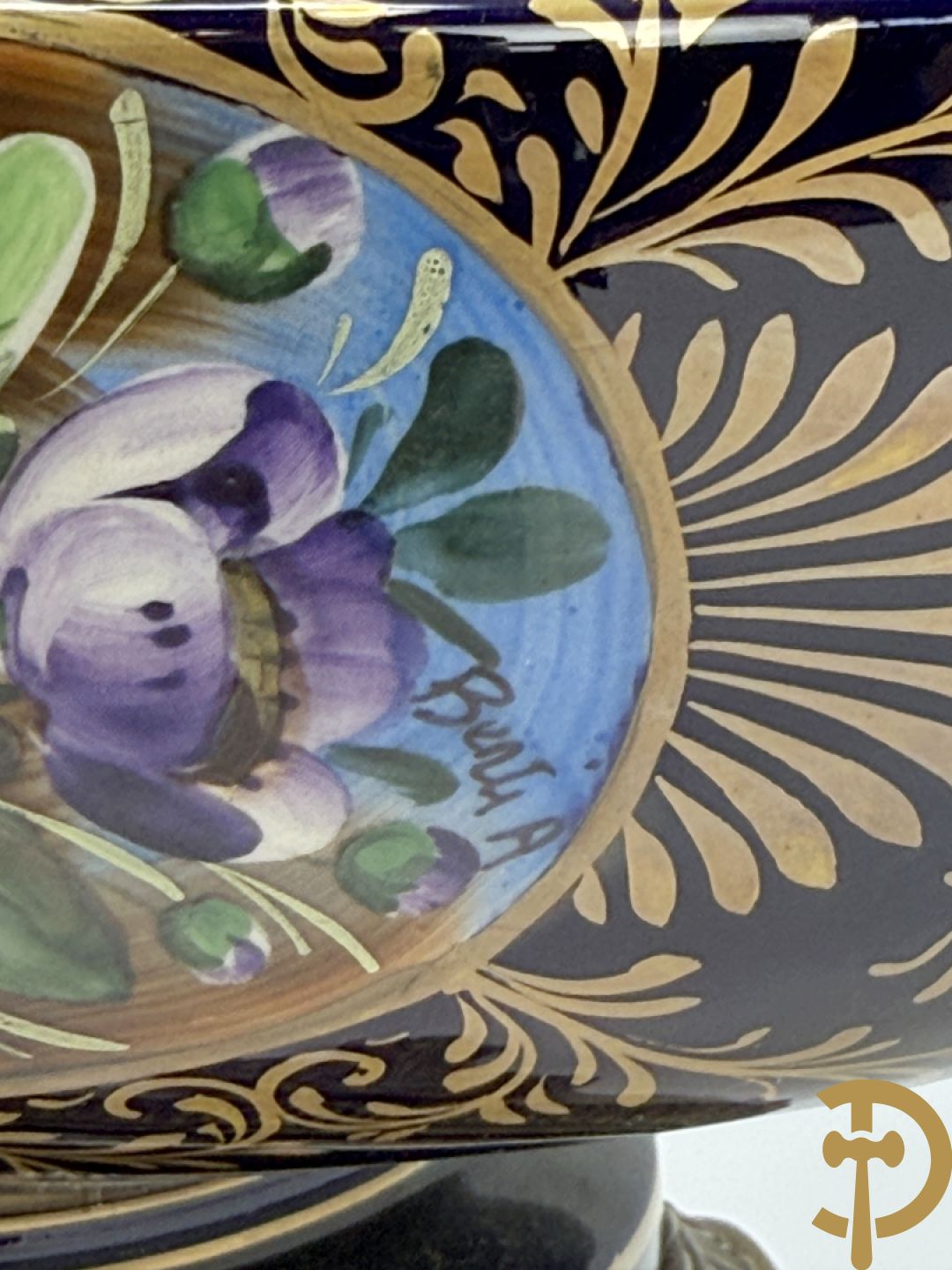 Driestel in kobaltblauw porselein met handbeschilderd bloemendecor, Remi getekend