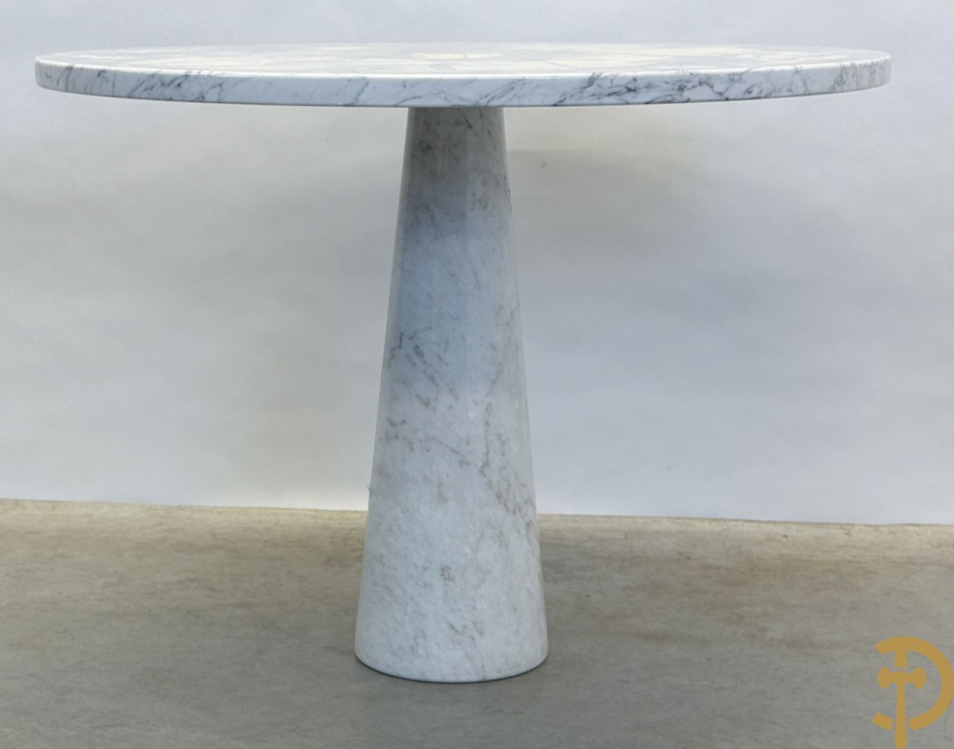 Italiaanse cararamarmeren designtafel op centrale konische voet, ontworpen door Angelo Mangiarotti, jaren 